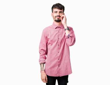 Üzerinde pembe gömlek giymiş genç yakışıklı adam arka plan ağız izole ve parmak ile ZIP olarak Dudaklarını kapa. Gizli ve sessiz, tabu söz