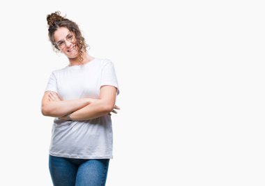 Güzel genç esmer kıvırcık saçlı kız üzerinde gözlük ile mutlu yüz gülümseyerek kameraya seyir silah geçti arka plan izole. Olumlu bir kişi.