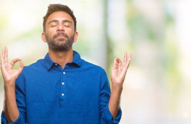 İzole arka plan yetişkin İspanyol adam rahatla ve gülümseyen gözlerle kapalı parmak jestle meditasyon yapıyor. Yoga kavramı.