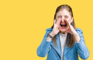 Ağzına sesle elleriyle kızgın bağırarak izole arka plan üzerinde moda deri ceket giyen güzel orta yaş Olgun kadın