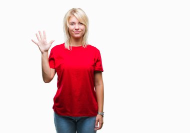 Genç güzel sarışın kadın gösterilen ve parmakları ile işaret izole arka plan üzerinde kırmızı t-shirt giyen beş kendinden emin ve mutlu gülümseyerek iken numara.
