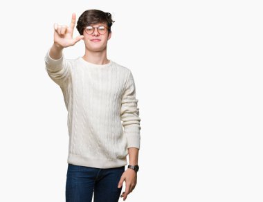 Gösterilen arka plan üzerinde gözlük takan genç yakışıklı adam izole ve parmakları ile işaret kendinden emin ve mutlu gülümseyerek ise ikinci.