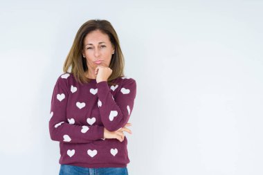 Düşünme izole arka plan bakmaktan kalp kazak giyen güzel orta yaş kadın yorgun ve sıkılmış çapraz silah depresyon sorunları ile.