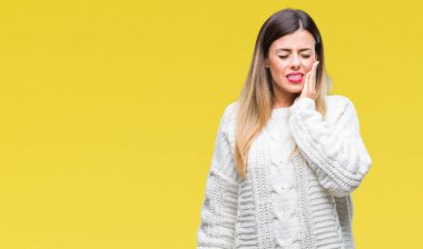 Genç güzel kadın diş ağrısı veya dişlerde dişlerle ilgili hastalık nedeniyle ağız acı ifadesi ile el ile dokunmak izole arka plan üzerinde rahat beyaz kazak. Diş hekimi kavramı.