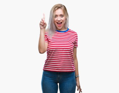 Sarışın genç kadın ile başarılı fikir parmağı yukarıyı izole arka plan üzerinde. Çıktıktan ve mutlu. Bir numara.