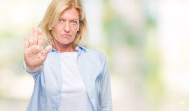 Orta yaş sarışın kadın izole arka stop yapıyor yüzünden elin avuç ile şarkı. Negatif ve ciddi bir jest yüz ifadesiyle uyarı.