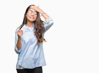 İzole arka plan baş, el ile vurguladı üzerinden kredi kartı tutan genç Arap kadın şok utanç ve sürpriz suratla, öfkeli ve sinirli. Korku ve hata için üzgün.