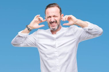 Orta yaş parmak yüksek sesle müzik gürültü rahatsız ifade ile kulaklarıyla kapsayan izole arka plan üzerinde ağarmış komuta sizde. Sağır kavramı.