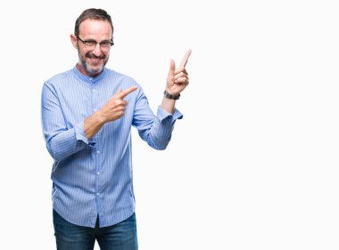 Orta yaş ağarmış komuta sizde gülümseyen ve iki elleri ve parmakları ile tarafına işaret kamera bakarak izole arka plan üzerinde gözlük.