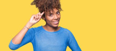 Güzel genç Afro-Amerikan kadın yüzünden izole arka plan bir parmak, harika bir fikir ya da düşünce, iyi hafıza ile baş gösteren gülen