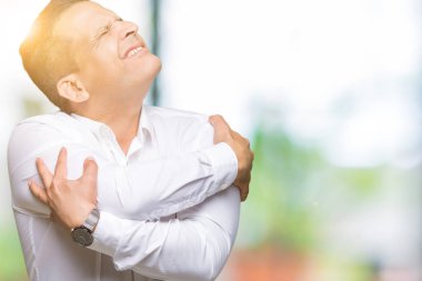 Orta yaş Arap zarif adam izole arka plan kendini mutlu ve olumlu, sarılma emin gülümseyen. Kendi aşk ve öz bakım