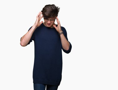 Çünkü çaresiz ve stresli baş ağrısı acı izole arka plan üzerinde gözlüklü genç yakışıklı adam ağrı ve migren. Ellerini kafasına.