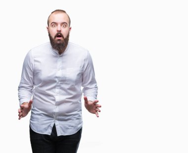 İzole arka plan korkuyor ve şok sürpriz ifade, korku ve heyecan yüz genç beyaz hispter adam.