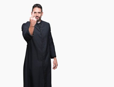 Genç Hıristiyan rahip izole arka plan üzerinde gösteren orta parmak, kaba ve kaba siktir git ifade