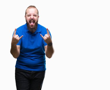 Genç beyaz hipster adam deli ifade rock simge elle yapıyor ile bağırarak izole arka plan üzerinde mavi tişört giyiyor. Müzik yıldızı. Ağır kavramı.