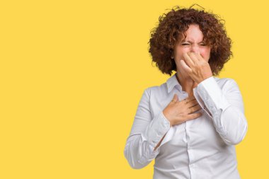 Güzel orta ager üst düzey businees kadın bir şey pis ve iğrenç kokulu izole arka plan, dayanılmaz koku, holding nefes burun parmaklar ile. Kötü kokuyor kavramı.