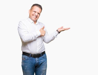 Orta yaş Arap zarif adam izole arka plan gösteren palm el ve yukarıya, mutlu ve neşeli gülümseyen baş parmakları Tamam jest yapıyor