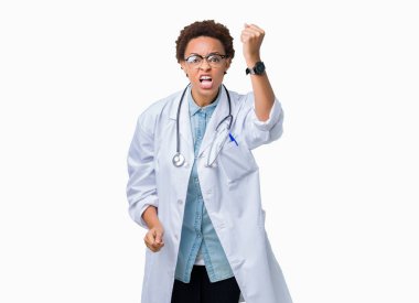 Genç Afro-Amerikan doktor kadın öfkeli ve sinirli sinirli ve öfke ile bağırarak süre öfkeli yumruk yükselterek izole arka plan üzerinde tıbbi bir palto giyiyor. Öfke ve agresif kavramı.
