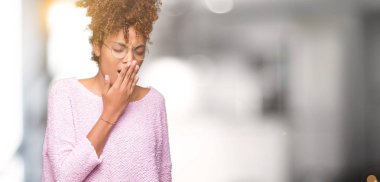 Güzel genç Afro-Amerikan kadın izole arka plan üzerinde gözlük el ağzıyla kapsayan yorgun esneme sıkılmış. Restless ve uyku hali.