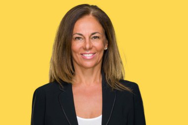 Güzel orta yaş iş yüzünde mutlu ve güzel bir gülümseme ile izole arka plan yetişkin kadın. Şanslı kişi.