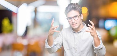 Üzerinde gözlük takan genç yakışıklı adam arka plan boğazlamak istiyor eller öfke ile sinirli bağıran kızgın bağırıyor izole