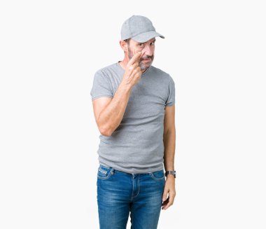 Yakışıklı orta yaş ağarmış komuta sizde Spor şapkası üzerinde arka izole göz izlerken seni jest için şüpheli ifade işaret