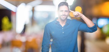 İzole genç yakışıklı adam arka plan bir parmak, harika bir fikir ya da düşünce, iyi hafıza ile baş gösteren gülen