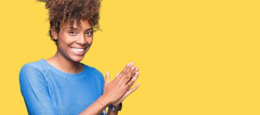 Güzel genç Afro-Amerikan kadın yüzünden izole arka plan Clapping ve mutlu ve neşeli, gururlu gülümseyen birlikte eller alkış