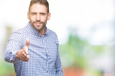 Yakışıklı delikanlı olarak tebrik ve konuksever dost sunan karşılıklı gülümseyen izole arka plan üzerinde. Başarılı iş.