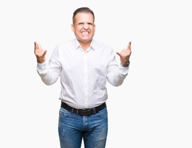 Orta yaş Arap zarif adam deli ifade rock simge elle yapıyor ile bağırarak izole arka plan. Müzik yıldızı. Ağır kavramı.