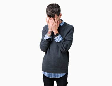 Genç yakışıklı yüz eller ile ağlayarak süre kapsayan üzgün ifade ile izole arka plan üzerinde gözlük takan adam akıllı. Depresyon kavramı.