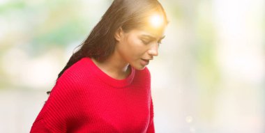 Üzerinde kış kazak giyen genç güzel Arap kadın izole mide üzerinde el ile arka plan çünkü hazımsızlık, ağrılı hastalık hasta hissediyor. Ağrısı kavramı.