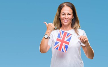 Amerika Birleşik Devletleri bayrağı işaret ve başparmak kadar mutlu yüz gülümseyen tarafı ile gösteren izole arka plan üzerinde tutan orta yaş İspanyol kadın