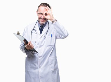 Orta yaş üst düzey ağarmış Doktor adam holding Pano ile mutlu yüz el parmaklarının arasından seyir göz üzerinde ok işaretiyle yapıyor gülümseyen izole arka plan üzerinde