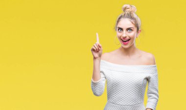 Genç güzel sarışın ve mavi gözlü kadın başarılı fikirle parmağı yukarıyı izole arka plan yüzünden. Çıktıktan ve mutlu. Bir numara.