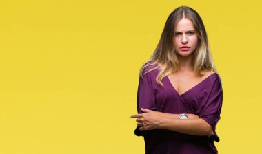 Genç güzel sarışın zarif kadın izole arka plan şüpheci ve çapraz kolları olan yüzündeki gergin, onaylamayan ifade yüzünden. Negatif kişi.