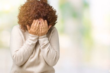 Boğazlı kazak ve gözlük yüz eller ile ağlayarak süre kapsayan üzgün ifade ile izole arka plan üzerinde giyen güzel orta ager üst düzey kadın. Depresyon kavramı.