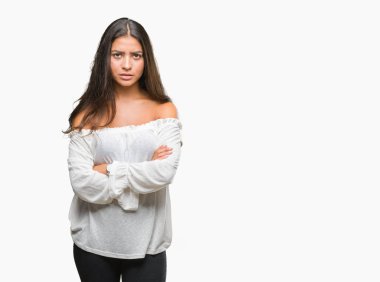 Genç güzel Arap kadın izole arka plan şüpheci ve çapraz kolları olan yüzündeki gergin, onaylamayan ifade yüzünden. Negatif kişi.