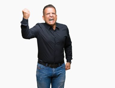Yakışıklı orta yaş Arap iş adamı izole arka plan öfkeli ve sinirli sinirli ve öfke ile bağırarak süre öfkeli yumruk yükselterek üzerinde. Öfke ve agresif kavramı.