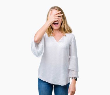 Yüz ve gözler el ile kapsayan şok bakmak izole arka plan üzerinde güzel genç zarif kadın mahcup ifadeyle parmaklarımın arasından arıyorsunuz.