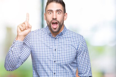 Yakışıklı delikanlı ile başarılı fikir parmağı yukarıyı izole arka plan üzerinde. Çıktıktan ve mutlu. Bir numara.