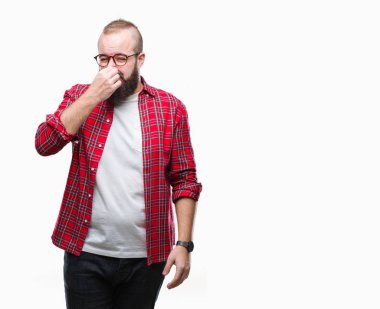 Gözlük takan bir şey pis ve iğrenç kokulu izole arka plan, dayanılmaz koku, holding nefes burun parmaklar ile genç beyaz hipster adam. Kötü kokuyor kavramı.