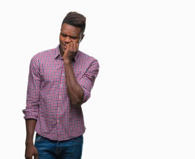 Genç Afro-Amerikan adam stresli ve gergin ile izole arka plan üzerinde tırnak ısırma dudaklarından eller. Anksiyete sorunu.