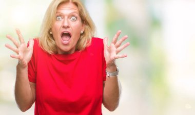 Orta yaş sarışın kadın deli kutluyor arka plan izole ve başarı için kaldırdı kollarını açarak hayrete ve heyecanlı çığlık gözleri açık. Kazanan kavramı