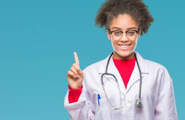 Genç afro Amerikalı doktor kadın ve parmak gülümseyen süre bir numara ile kendinden emin ve mutlu yukarıyı gösteren izole arka plan.