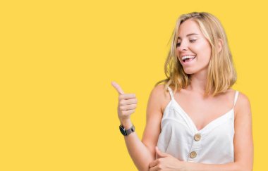 Tarafa jest yapıyor gülümseyen izole arka plan gurur, arıyorum güzel genç kadın yaşasın