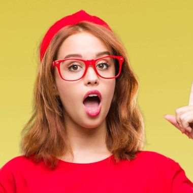 Genç güzel kadın başarılı fikirle parmağı yukarıyı izole arka plan yüzünden. Çıktıktan ve mutlu. Bir numara.