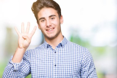 Genç yakışıklı iş adamı gösterilen ve parmakları ile işaret izole arka plan üzerinde dört kendinden emin ve mutlu gülümseyerek iken numara.