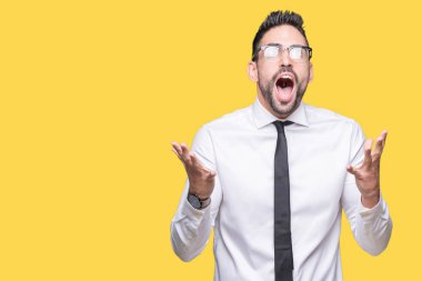 Üzerinde gözlük takan genç yakışıklı iş adamı arka plan deli izole ve deli bağırarak ve agresif ifade ve silah kaldırdı bağırıyor. Hayal kırıklığı kavramı.