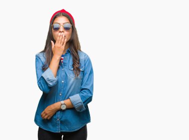 Genç güzel Arap kadın üzerinde güneş gözlüğü takıyor arka plan ağız hata için elleriyle kapsayan şok izole. Gizli kavramı.